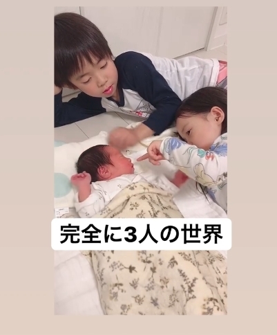最近他們的家庭再添了一子!兩兄妹的感情反而更加牢固,妹妹沒有妒忌更和哥哥一起學會照顧弟弟,