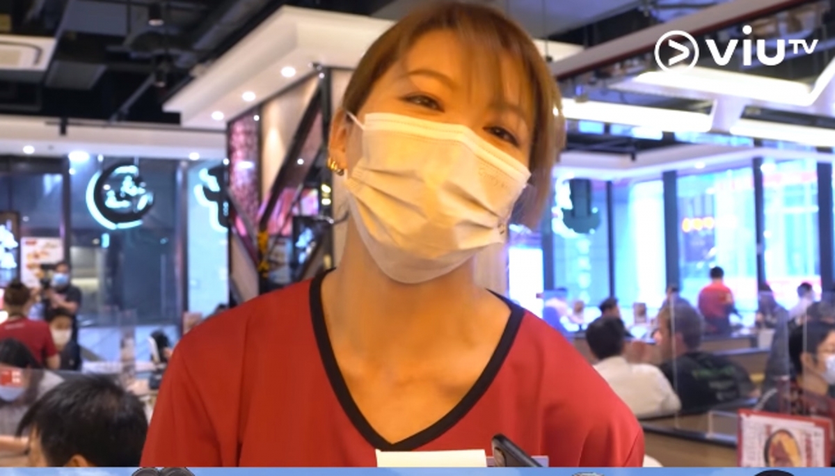 ViuTV中女唔易做｜康子妮拿出紙巾抹眼淚後，概嘆了一聲，並認為做樓面真的是毫不簡單