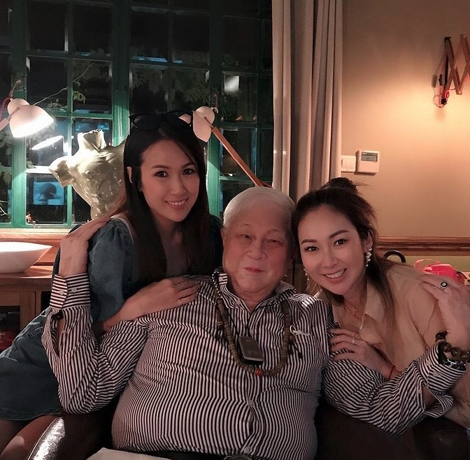 莊思敏和莊思明都在父親節和爸爸慶祝,十分有福相的莊爸爸在相中擁著女兒十分幸福。