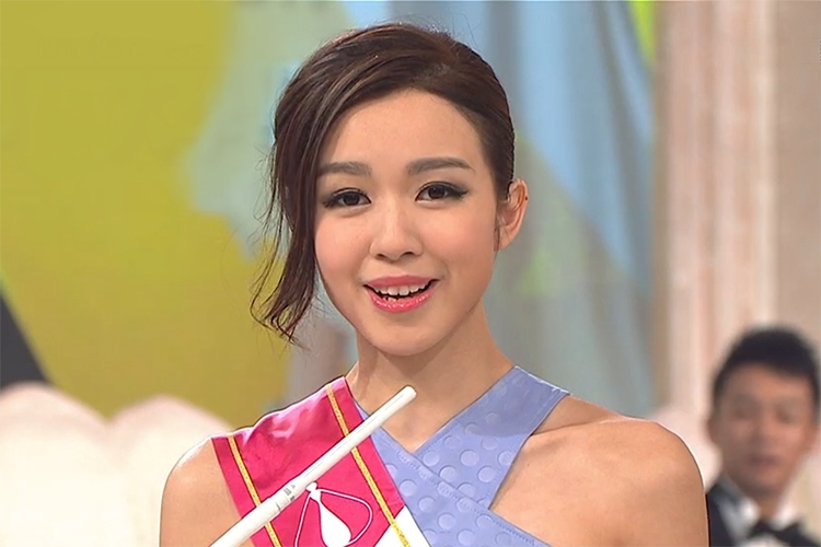 麥明詩為2015年港姐冠軍,之前在TVB《後生仔傾吓偈》擔任主持時,曾爆出自己曾衝口而出對媽媽講