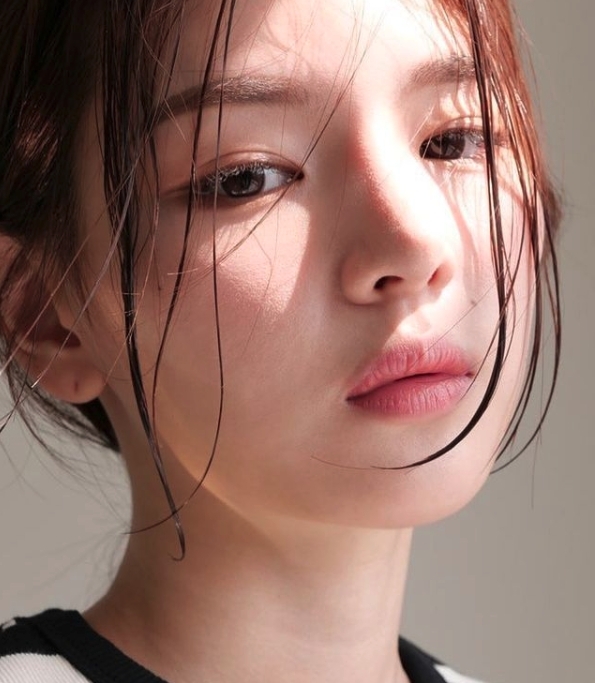 不過近日竟然有一位素人因為和韓韶禧大撞臉,被封「最強小三臉2.0」!