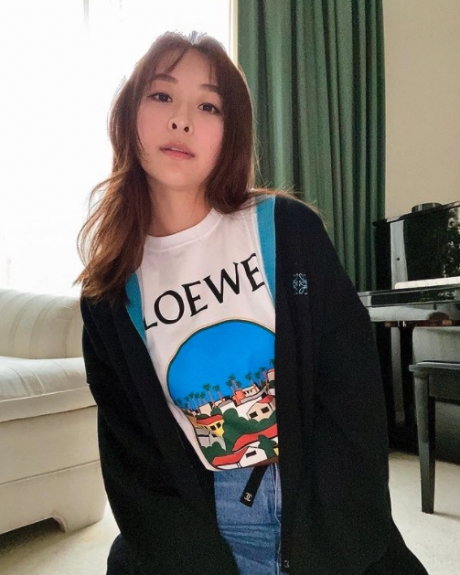 除了有Gucci的皮帶之外,還有Chanel的珍珠項鍊、皮帶和太陽眼鏡