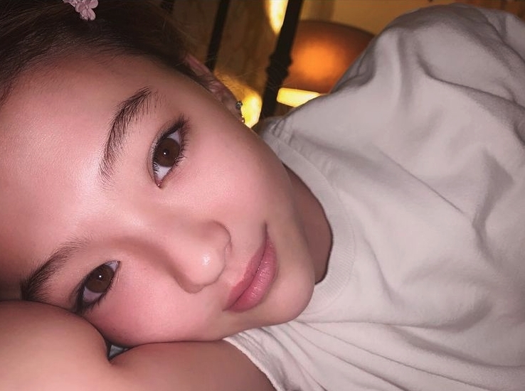 Ella笑容甜美,但是也有著一張厭世臉,完全駕馭到不同的風格