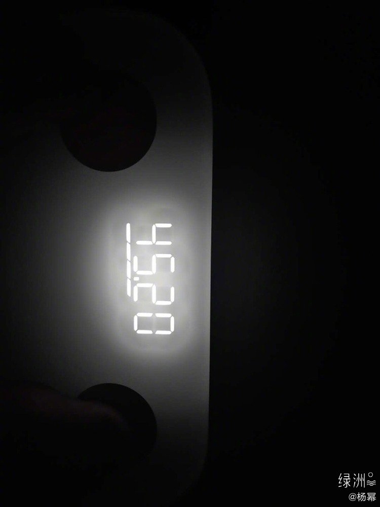 楊冪曾在微博曬出一張現時體重照,其體重機顯示為 45.2kg,真實體重公布後馬上登熱搜