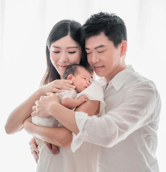 閃婚誕下女兒的余香凝首次甜曬一家三口的家庭照!余香凝和老公擁著囡囡Clare,流露甜蜜的氛圍。