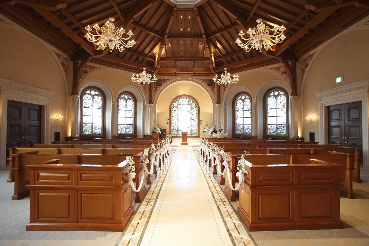 「迪士尼大使酒店」的玫瑰小堂( Rose Chapel )、「東京迪士尼樂園酒店」內的灰姑娘城堡,以及威尼斯風格的「東京迪士尼海洋酒店