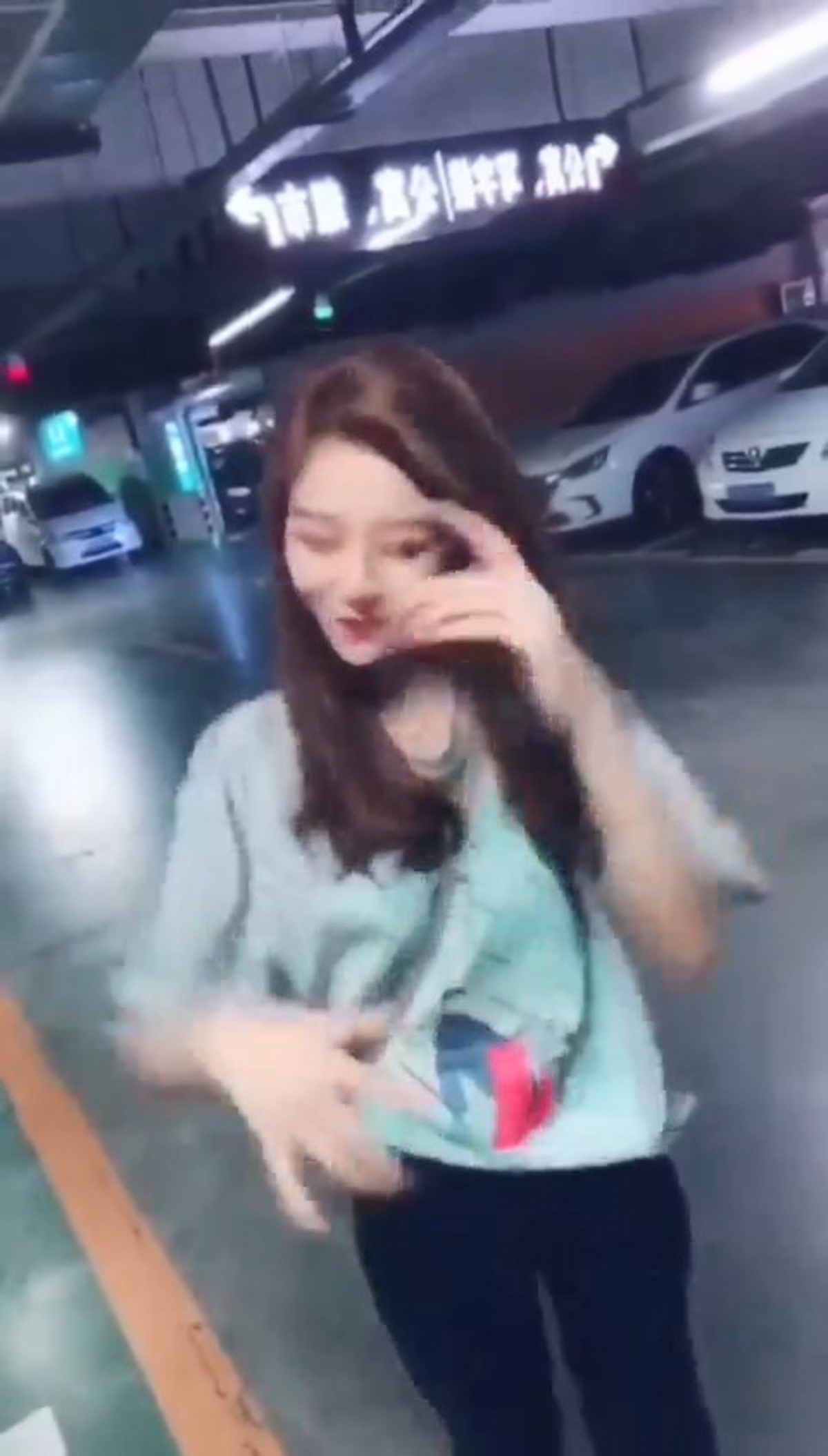 還掀起了「Gucci Prada」的熱潮，不少抖音男女都爭相模仿。這位網紅名為「溫婉」，在抖音上坐擁一千萬粉絲。