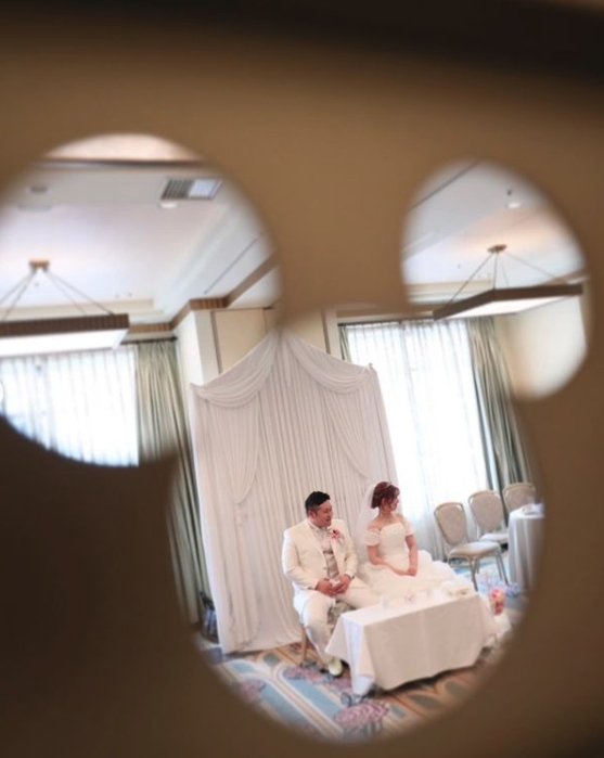 迪士尼近日讓每位女生都可以身穿貝兒的經典黃色晚禮裙,和最愛的人於園內的粉色城堡和貝兒夢幻村莊內拍攝。
