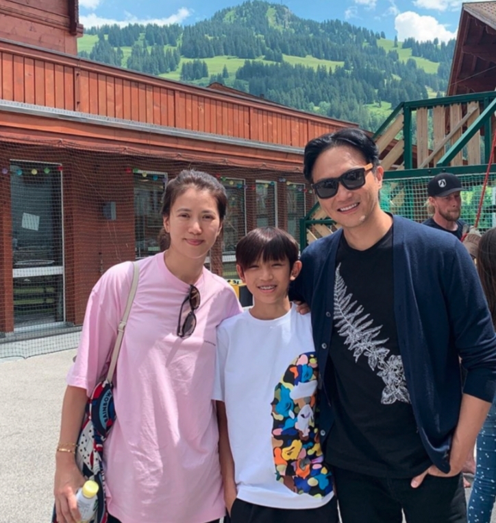 張智霖的14歲兒子Morton一向都被讚盡得爸爸的優良遺傳,越大越帥氣!在父親節,老婆袁詠儀就曬出兒子的近照