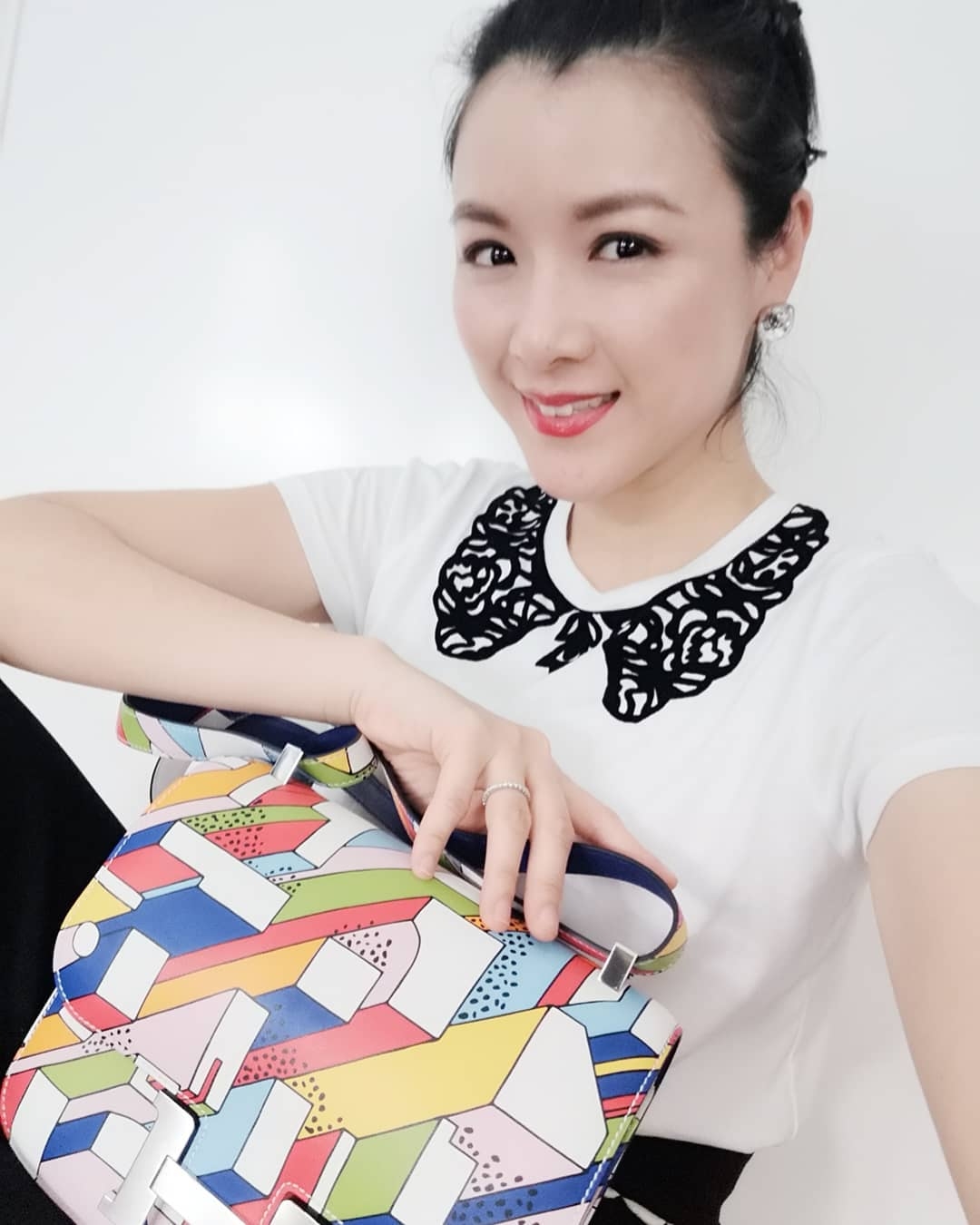 陳豪知道老婆是愛馬仕的忠實粉絲,為她送上一個七彩Hermès Constance 系列手袋