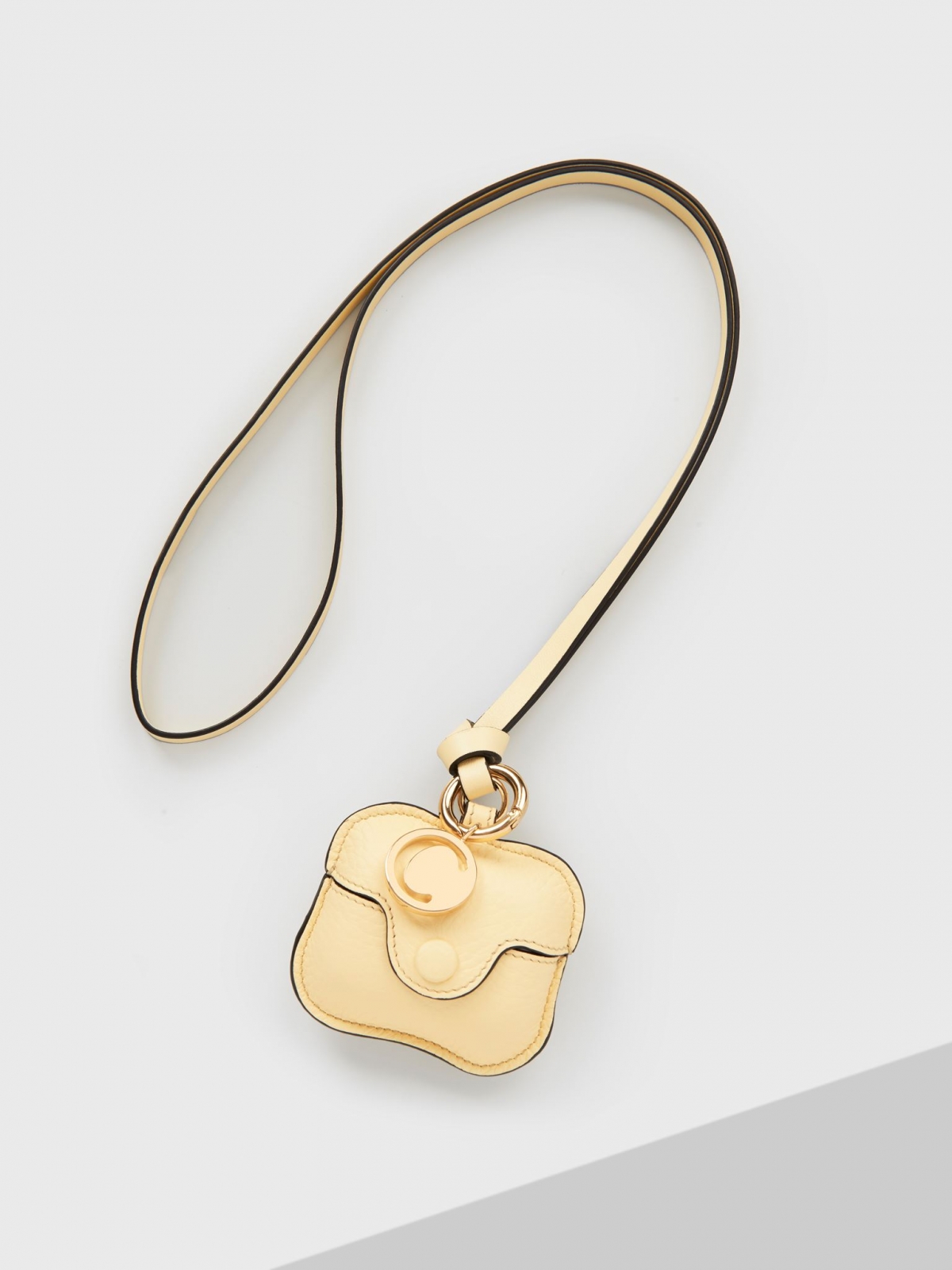 【名牌Airpods Case】Chanel推絕美奢華「珍珠鏈保護殼」!盤點LV/Chloe/YSL必買款