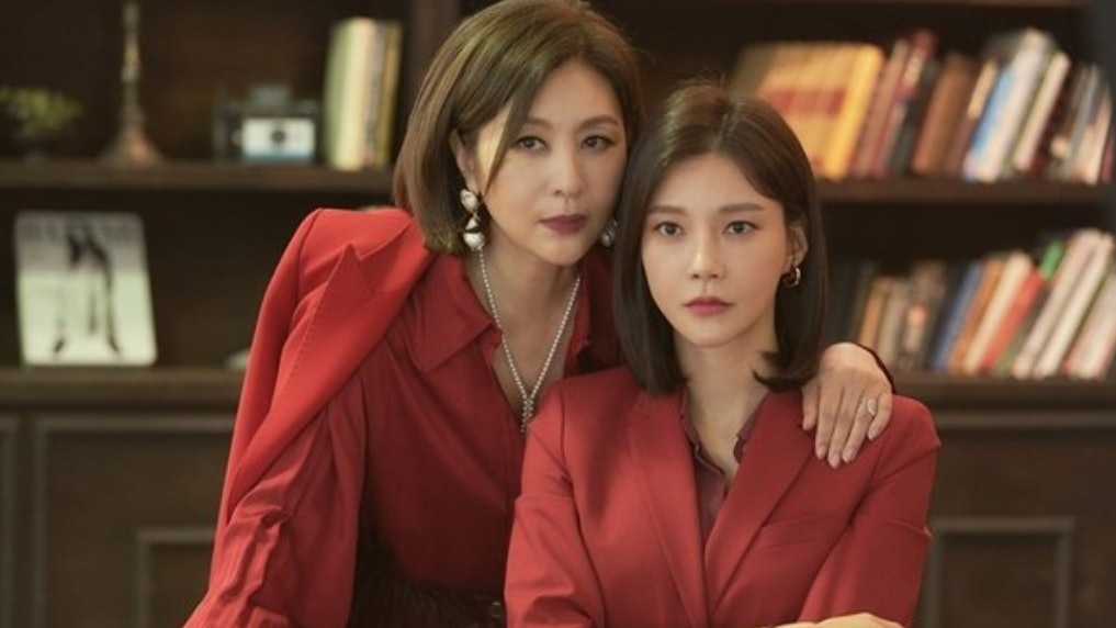 女生把婚訊告知家人後，媽媽大為感更為她買了一套件昂貴華麗的禮服。