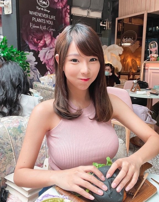 另外,Zoe的胸部也是備受最大質疑的部位,由於她的舊照顯得身材平平