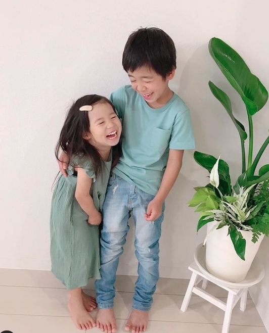 有哥哥女孩像個寶?日本一位8歲的男孩對妹妹的寵愛完全引證了這句話!