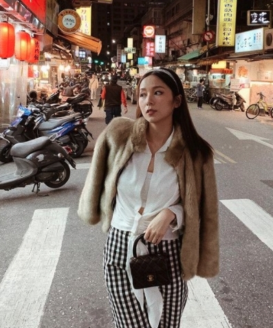 最常出現的日常手袋也是Chanel,無論旅遊還是行山也會拿著。