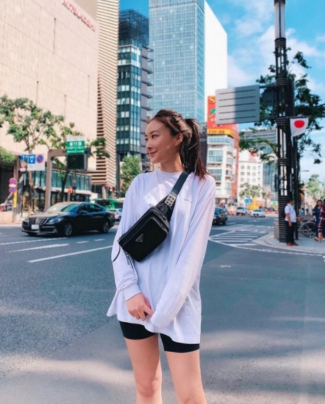 除了有Gucci的皮帶之外,還有Chanel的珍珠項鍊、皮帶和太陽眼鏡