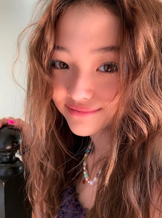 Ella已經12歲,婷婷玉立且長高不少的她,短短2年間感覺長大許多!她的打扮都變得十分時尚