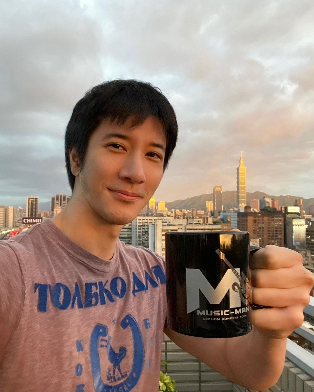 蛇精男劉梓晨似乎終走出陰霾,消失後首在浴室拍片露面向粉絲們分享近況及心情,撞樣王力宏