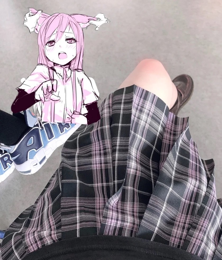 膝蓋的地方就跟像臉部彩妝一樣,首先用遮瑕膏和粉底遮掉暗沉的位置