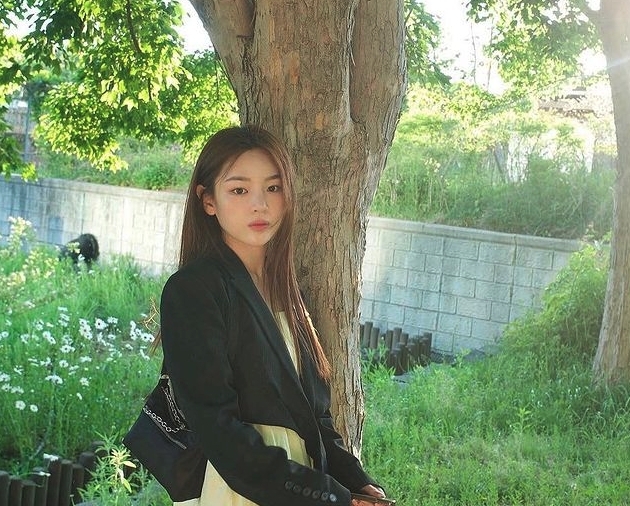 車珠英尖尖的臉型、高挺鼻子和櫻桃小嘴,和一向被指是「狐狸面相」的韓韶禧十分相似,而且神韻和溫柔的打扮也有著她的身影!