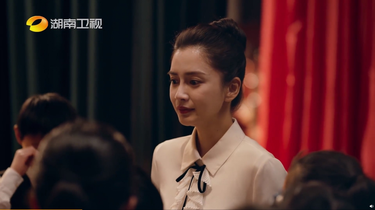 Angelababy演技|楊穎飾演一位合唱團老師,以一個超斯文有禮的造型現身,紮起馬尾並戴起眼鏡,散發著氣質