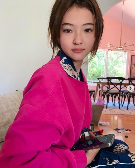 逆天美貌和身形之外,她的內涵和才華也不容看少。Ella懂得彈結他、跳現代舞、芭蕾舞