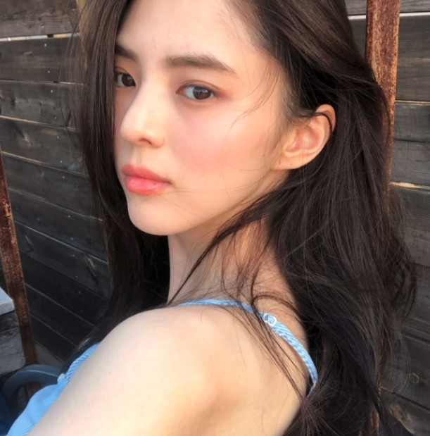 韓韶禧樣貌五官深邃,魅惑的眼神加上清純的氣質,被大讚有著特別氣質!不過近日竟然有一位素人因為和韓韶禧大撞臉,被封「最強小三臉2.0」