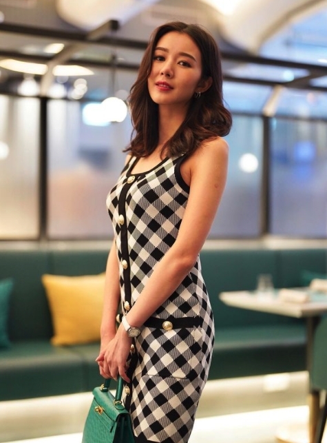 「十優港姐」麥明詩，近日被指身分地位和家底都大躍升！除了身形樣貌變美之外，其穿搭行頭都顯出她最近賺不少