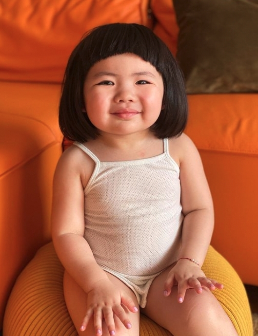 肥仔的含羞為食表情的確和Lucy有點神似,他具備了Lucy招牌的齊瀏海、雙下巴和肚腩