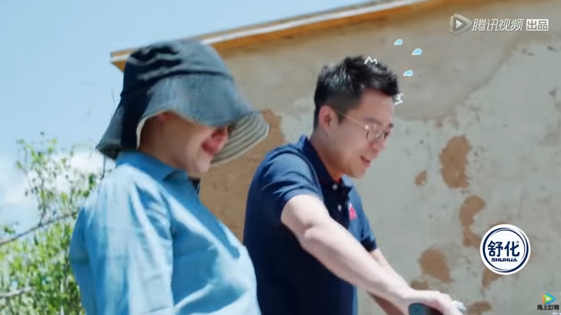 當汪小菲邀請大S一起出去踩單車時，坐在後座的大S因為對單車有恐懼而顯得非常害怕