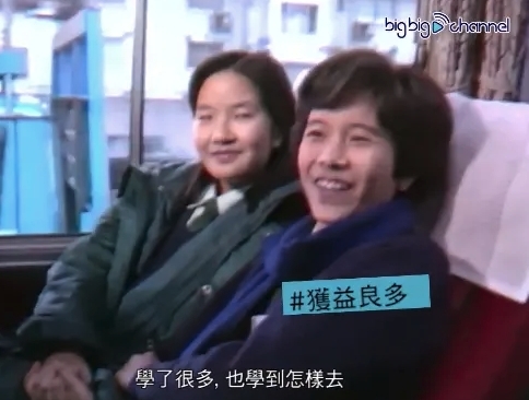 青澀的中學生莫文蔚原來留著一頭短髮,五官幾乎沒有變化,氣質也一樣親切和藹。