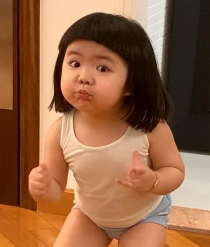 #BB版E夫人 Lucy的髮型也被網民想起她和卡通《超能特攻隊2》裏的BB版E夫人撞樣,莫非長大後瘦下來的Lucy,戴上眼鏡會變得像E夫人?