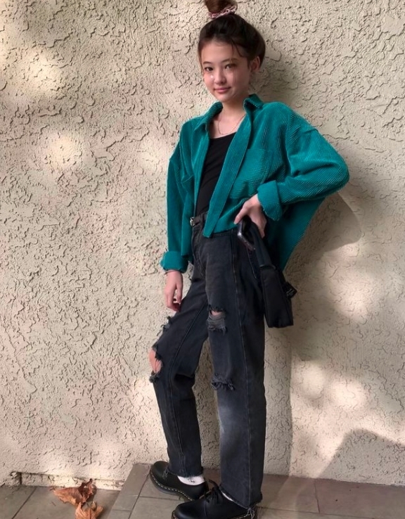 Ella的牛奶肌也許是天生的,不過在不少的照片中她也有化妝,愛美的她也有弄上彩甲。