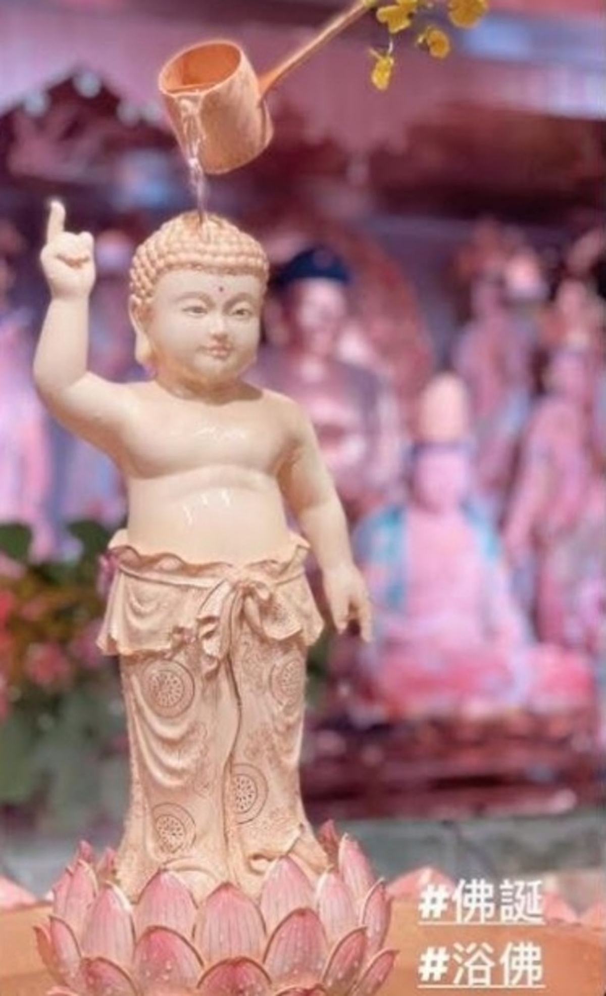 或許是 Stephy 與前男友方力申 5 月時就曾經一同現身於一個佛誕浴佛的活動中,更恰巧分別上載 instagram story 和照片,香港傳媒更再度抄起兩人復合的傳聞!