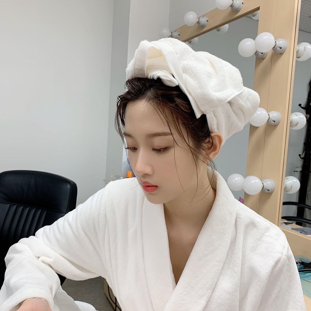 超強「三文治定妝法」打造控油、持久底妝,女星上台唱跳、高溫悶熱下依舊不脫妝的秘訣!