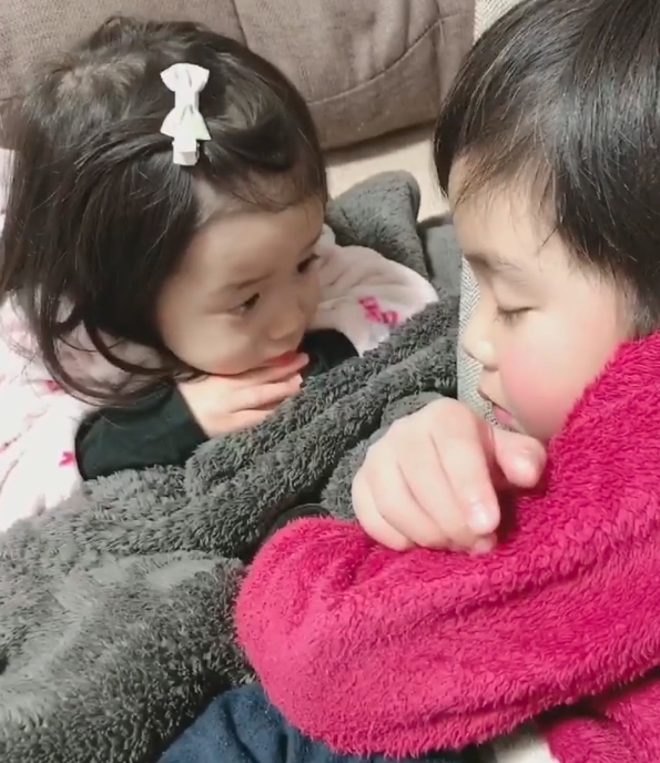 長大後,妹妹也沒有當哥哥的好是必然,學會了以相同的愛回饋給哥哥。除了也幫他吹頭髮之外