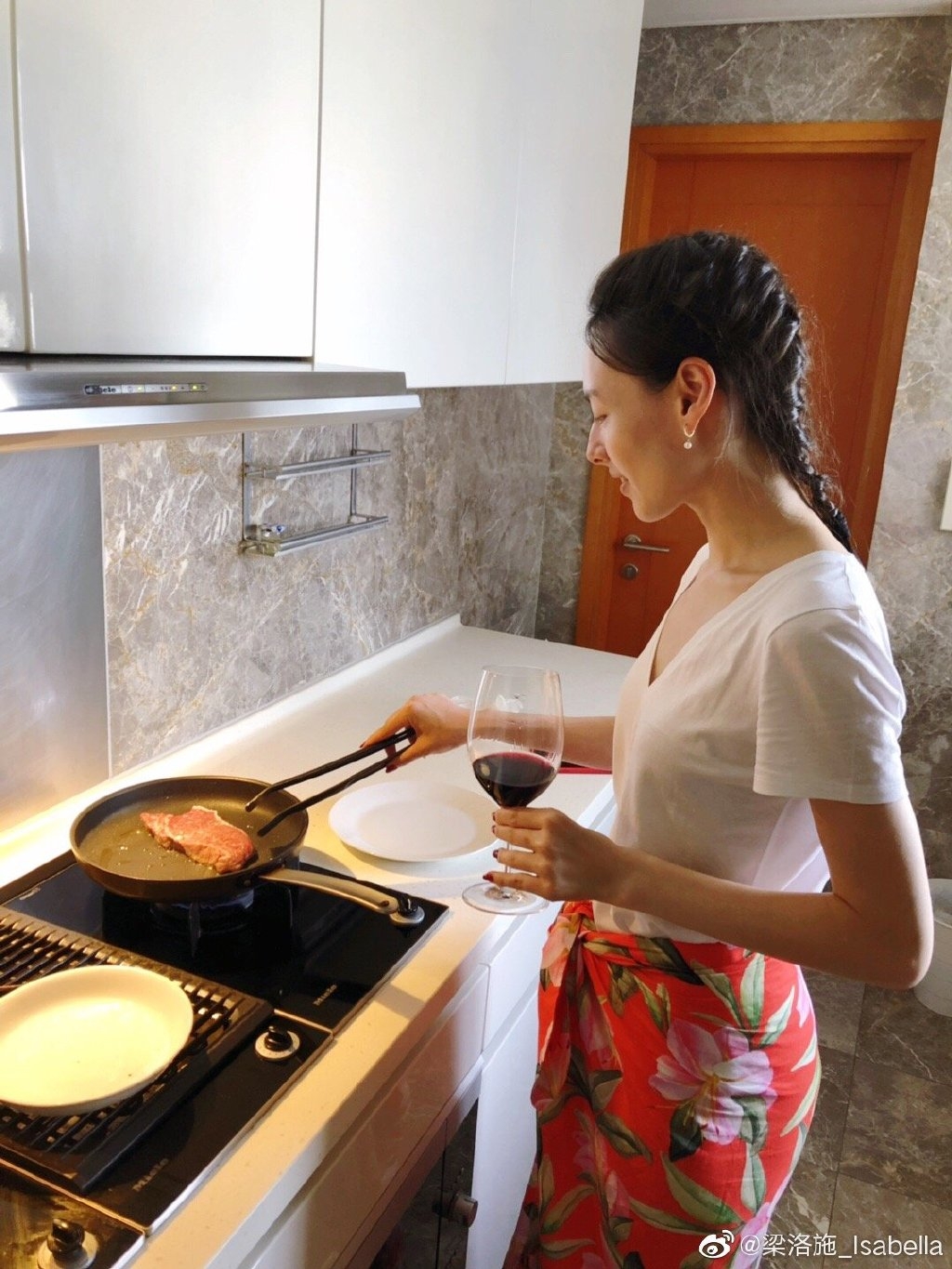 以往 Isabella 也極度保護三位愛兒,亦甚少讓他們出鏡露面!不過近日 Isabella 踏入 33 歲生日,就罕有地大曬與兒子行山郊遊的相片!眨眼間大囝 Ethan 已經 12 歲,懂事的他更親手畫下一張生日卡送給 Isabella,幸福之情洋溢於照片上!