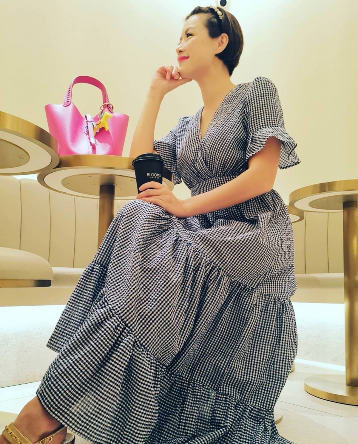 陳豪老婆陳茵媺這款愛馬仕Hermès Picotin 編織手柄款的手袋還有桃紅色款,非常充滿少女的色調!