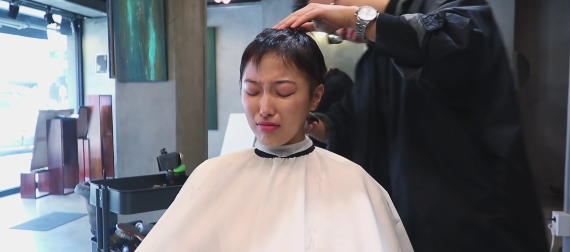 Dawn 與 MINGUN 的甜蜜互動一直看在觀眾的眼內,有次在 Dawn 剃髮的影片中,看著自己的頭髮一束束掉下,再堅強的她還是忍不住淚水。