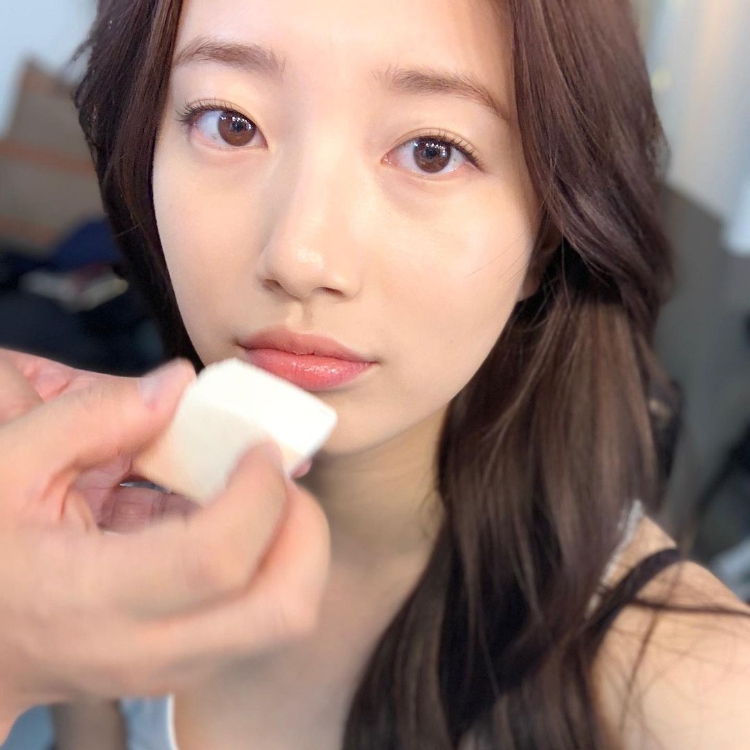 超強「三文治定妝法」打造控油、持久底妝,女星上台唱跳、高溫悶熱下依舊不脫妝的秘訣!