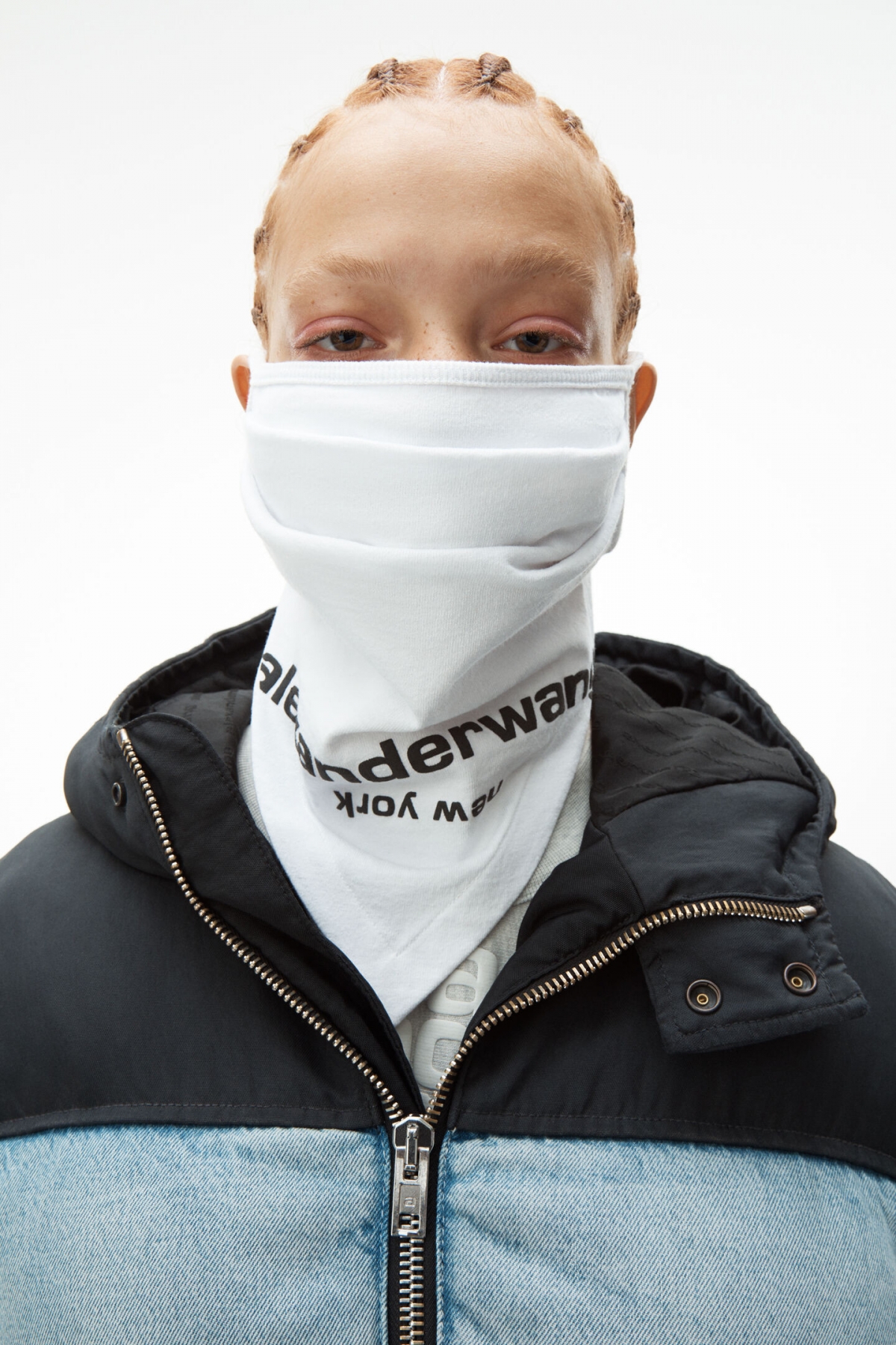 Twice新造型全由絲巾做？盤點韓女團神奇打歌服，Blackpink頭帶當腰帶/Aespa口罩當上衣