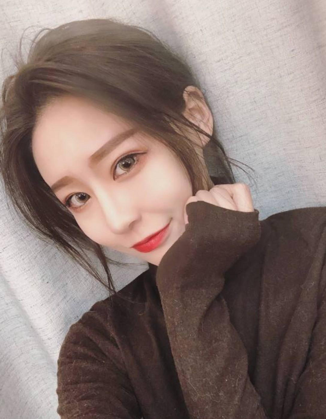 溫婉又被爆出負面新聞指她17歲輟學、自13歲開始整容和私生活混亂等輿論，讓她形象一落千丈。