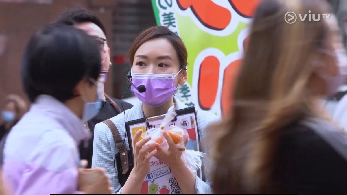 ViuTV中女唔易做｜楊思琦已聲嘶力竭的道出有柑派，街上的途人似乎都紛紛躲開，都不願拿！