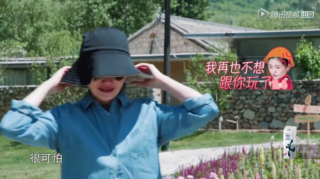 當汪小菲邀請大S一起出去踩單車時，坐在後座的大S因為對單車有恐懼而顯得非常害怕