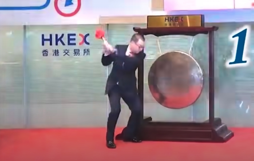在港交所上市敲鑼的一幕,就無意攝下了一位股東因猛力敲鑼而甩手飛丟鑼棍,經典爆笑的一幕成為了被網民瘋傳的片段。