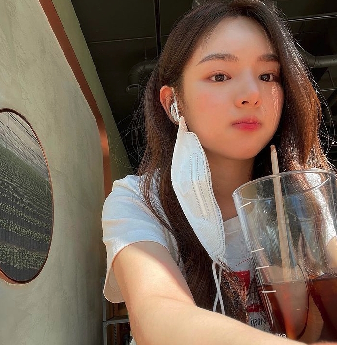 車珠英尖尖的臉型、高挺鼻子和櫻桃小嘴,和一向被指是「狐狸面相」的韓韶禧十分相似,而且神韻和溫柔的打扮也有著她的身影!