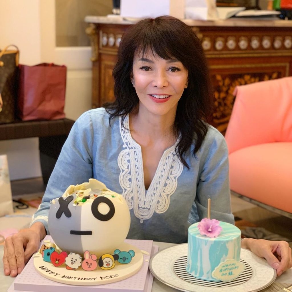 鄭裕玲Do姐真正的英文名叫Carol,值得一提的是Do姐於2002年獲新加坡新傳媒第五頻道邀請演英文處境劇《嘟姐駕到》