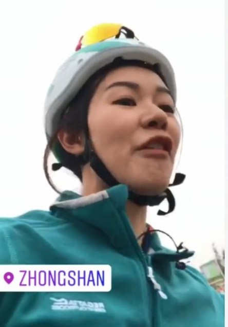 麥明詩之前挑戰28日踩單車埔寨為學校擴建工程籌款,有次在踩單車期間拍片