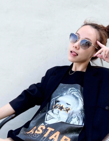 不過她最近的私服就最愛穿男友王子的出品P.Star,實在比曬名牌更曬啊~