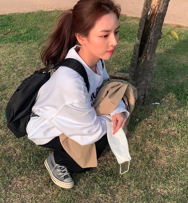 車珠英尖尖的臉型、高挺鼻子和櫻桃小嘴,和一向被指是「狐狸面相」的韓韶禧十分相似,而且神韻和溫柔的打扮也有著她的身影!